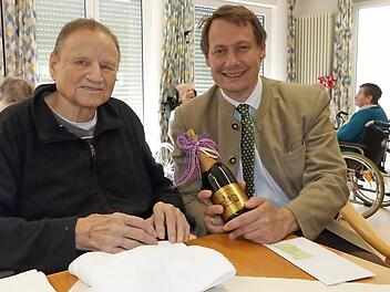 Werner Küspert und Bürgermeister Roland Wolfrum. Foto: Klaus-Peter Wulf