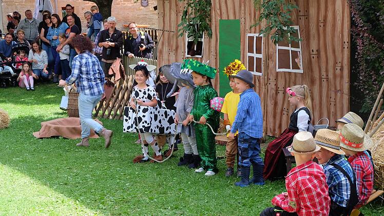 Aufführung der Kinder beim Sommerfest es Kinderhauses  "Unterm Regenbogen Thundorf".   Philipp Bauernschubert