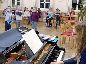 Die "Johannes-Kids" und die Blockflötengruppe proben mit ihrer Leiterin Lisa Stenglein (am Klavier) eifrig für das Adventskonzert.  Foto: Dieter Hübner