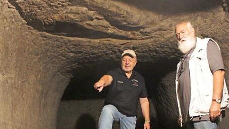 Auf kleine Erhöhungen wie links im Bild stellte man früher die Fässer. So konnte man das Bier optimal in einen Stutzen umfüllen, erklären Christian Kaller (r.) und Karsten Wiese.