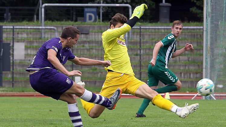 Nach einem missglückten Befreiungschlag von Torhüter Julian Schneider traf Patrick Görtler aus rund 30 Metern ins leere Tor zum 3:1 (77.) für den FC Eintracht. Allerdings kam der TSV Großbardorf zurück und markierte in der Nachspielzeit den Treffer zum 3:3-Endstand. Fotos: sportpress