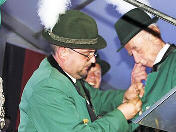 Zweiter Ritter Christian Maier (links) hängt Heribert Fröba die Königskette um. Es ist seine dritte Regentschaft, weshalb er nun auch Schützenkaiser ist. Fotos: Veronika Schadeck