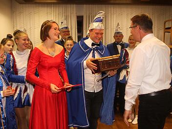 Zweiter Bürgermeister Kurt Weißheimer (rechts) übergab freiwillig Schlüssel und Kasse an Prinzessin Lene I. und Prinz Simon I.