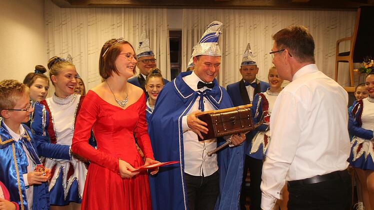 Zweiter Bürgermeister Kurt Weißheimer (rechts) übergab freiwillig Schlüssel und Kasse an Prinzessin Lene I. und Prinz Simon I.