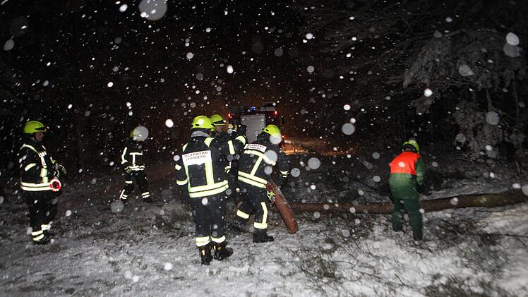 Starker Schneefall sorgte für ein Chaos in Mittelfranken. Am Donnerstag sowie in der Nacht auf Freitag war die Feuerwehr 315 Mal im Einsatz. Foto: NEWS5/Haag