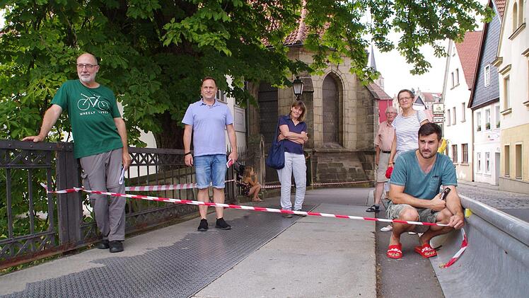 Peter Witton, Martin Panzer, Elisabeth Hoffmann, Klaus Simon, Martina Zwosta und Daniel Götz (v. l.) sind mit der bisherigen Brückenplanung nicht einverstanden. Marco Meißner