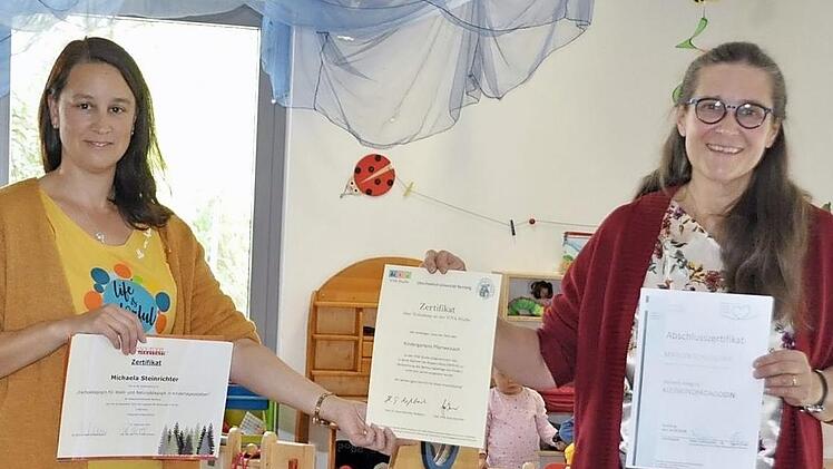 Michaela Steinrichter und Marion Schleicher von der Kindertagesstätte "Pfiffikus"in Pfarrweisach haben sich nebenberuflich weitergebildet und Zertifikate erhalten. Besonders stolz sind sie auf die Auszeichnung der VIVA-Studie der Otto-Friedrich-Universität Bamberg, die sie gemeinsam in ihren Händen halten.  Foto: Simon Albrecht