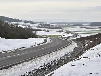 Die ausgebaute Staatsstra&szlig;e K&ouml;nigsberg-Ha&szlig;furt zwischen K&ouml;nigsberg und der Abzweigung nach Prappach Gerold Snater