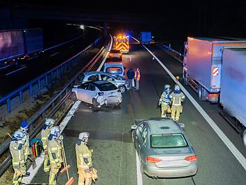Trotz Absicherung - Fahrzeuge krachen in Unfallstelle auf der A73 Trotz Absicherung - Fahrzeuge krachen in Unfallstelle auf der A73