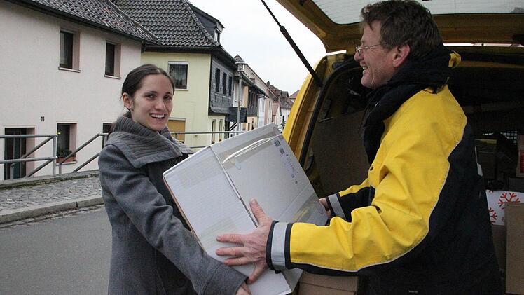 Sarah Gehring erhält von Manfred Pauli das letzte Weihnachtsgeschenk, das ihr noch gefehlt hat.