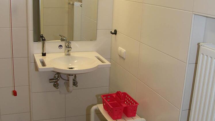 Die neuen Bäder sind rollstuhlgerecht. Die Waschbecken sind unterfahrbar, die Türklinken und Lichtschalter sind in einer Höhe von 85 Zentimetern angebracht. Foto: Sonja Adam