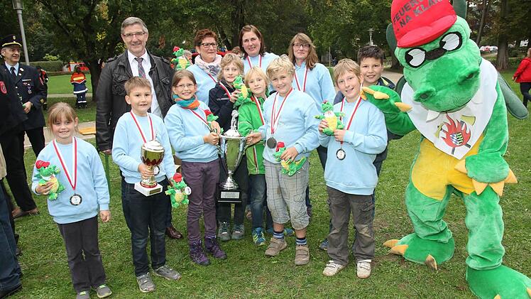 Die erfolgreiche Siegermannschaft der Kinderfeuerwehr Breitenau mit dem neuen Maskottchen "Löschi" (von links): Josphine Kempf, Julian Seyffert, Marie Löhnert, Mauriel Schmid, David Schmid, Jonas Seyffert Dahinter Landrat Michael Busch und die Betreuerinnen Sandra Löhnert, Steffi Laube und Steffi Stenzel. Auf dem Foto fehlen Vinzenz Schink und Valtentin Ros. Foto: Michael Stelzner