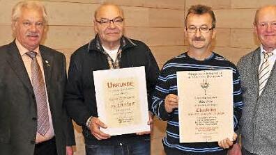Der Chorleiter des Gesangvereins Eintracht Augsfeld, Udo Zehe (Zweiter von rechts), bekam die Goldene Stimmgabel des Sängerkreises Schweinfurt. Ebenfalls geehrt wurde Georg Zitzmann (Zweiter von links). Mit im Bild: Werner Geisel (links) von der Sängergruppe Haßberge und Paul Kolb (rechts) vom Sängerkreis Schweinfurt