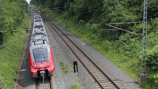 Auf dieser geraden Strecke in Lichtenfels musste ein Regionalexpress eine Schnellbremsung einlegen.  Fotos: Maximilian Glas
