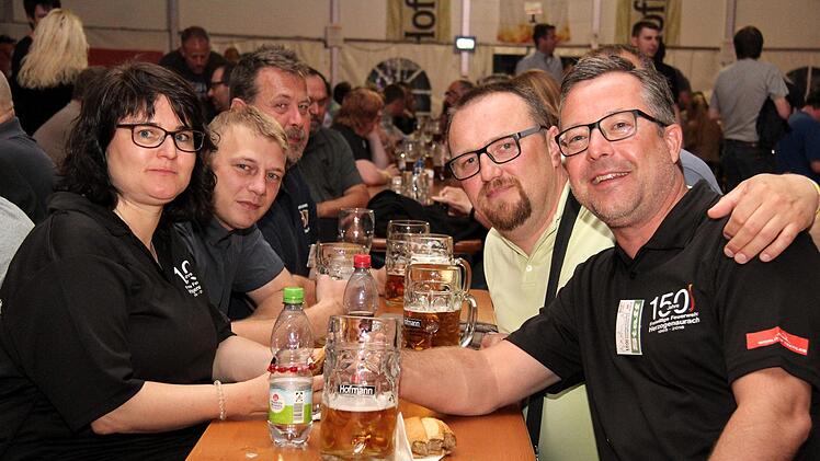 Auch Feuerwehrleute aus der Partnerstadt Nova Gradiska statteten dem Zelt einen Besuch ab.   Foto: Richard Sänger