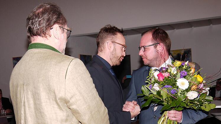 Bernd Lauterbach (links) und Markus Mönch gratulieren dem neuen Landrat, Sebastian Straubel. - Foto: Berthold Köhler
