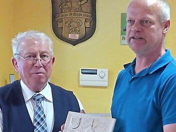Bürgermeister Faatz (l.) verabschiedet Jürgen Scharf. Foto: Reiser