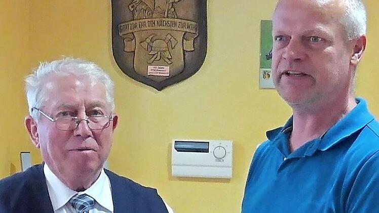 Bürgermeister Faatz (l.) verabschiedet Jürgen Scharf. Foto: Reiser