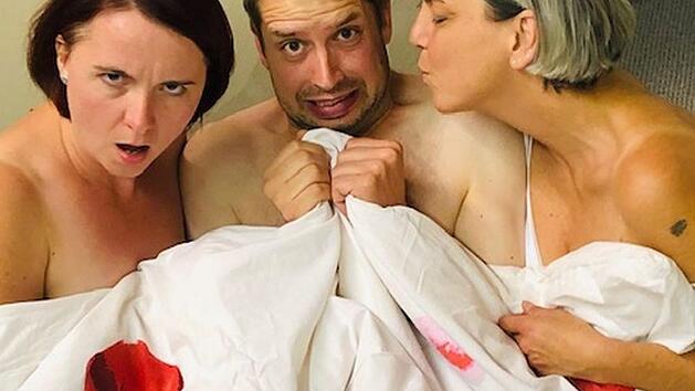 "Kein Platz f&uuml;r Liebe" hei&szlig;t das neue St&uuml;ck der Berndorfer Kirchenm&auml;use. Hier proben (von links) Jasmin Gra&szlig;. Martin Geiger und Katja de Ridder f&uuml;r eine (Hotel-)Bettszene. Foto: privat