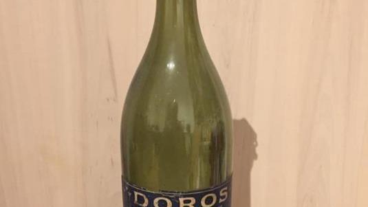 Matthias Heyn ist stolz auf diese Flasche aus dem Wildbad - der Papieraufkleber blieb erhalten.