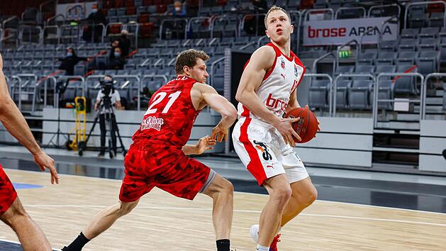 Der Blick geht nach oben: Bambergs Christian Sengfelder (rechts) will am Sonntag gegen seinen Ex-Verein unbedingt einen Sieg einfahren.  Foto: Daniel L&ouml;b
