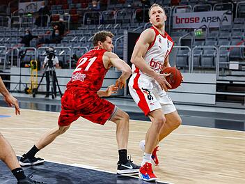 Der Blick geht nach oben: Bambergs Christian Sengfelder (rechts) will am Sonntag gegen seinen Ex-Verein unbedingt einen Sieg einfahren.  Foto: Daniel Löb