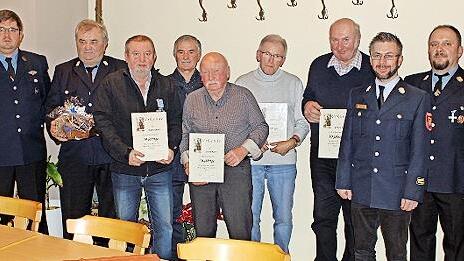 Der Vorsitzende der Feuerwehr Effelter, Josef Pfadenhauer (Zweiter von links), wurde von Timo Schmidt (links) abgelöst. Mit im Bild sind die Geehrten und Führungskräfte sowie Zweiter Bürgermeister Gerhard Eidelloth (Vierter von links).