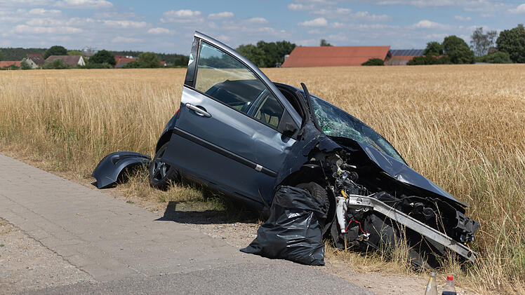 Unfall im Kreis Ansbach: Auto kollidiert mit Traktor
