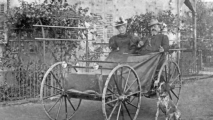 Dieses Foto ist undadtiert, dürfte aber aus den 1890er Jahren Stmmen. Es zeigt Clara und Andreas Flocken im Elektromobil.