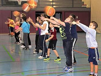 Gar nicht so einfach, die große Basketballkugel auf größerer Distanz sauber zu passen.Fotos: Ralf Kestel