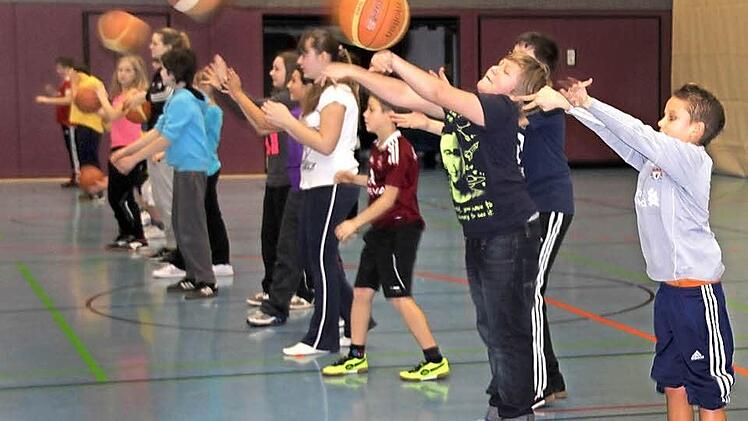 Gar nicht so einfach, die große Basketballkugel auf größerer Distanz sauber zu passen.Fotos: Ralf Kestel