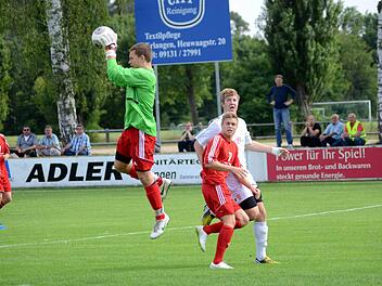 Hier fängt Jürgen Jensch (l.) den Ball sicher, doch bei einer Tormöglichkeit des FSV Erlangen-Bruck war der Memmelsdorfer Torwart machtlos. Foto: herzopress