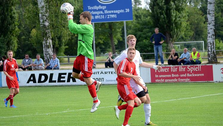 Hier fängt Jürgen Jensch (l.) den Ball sicher, doch bei einer Tormöglichkeit des FSV Erlangen-Bruck war der Memmelsdorfer Torwart machtlos. Foto: herzopress