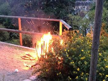 Am frühen Abend brannte dieser Tage der Papierkorb vor dem Pavillon in der Basteigasse. Die Anwohner sind der Meinung, dass es reicht. Sie fordern einen Rückbau des Pavillons. Fotos: privat und Sonja Adam