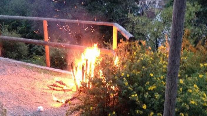 Am frühen Abend brannte dieser Tage der Papierkorb vor dem Pavillon in der Basteigasse. Die Anwohner sind der Meinung, dass es reicht. Sie fordern einen Rückbau des Pavillons. Fotos: privat und Sonja Adam