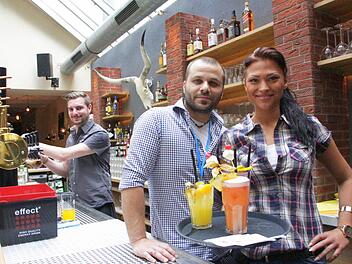 Cocktails sind neben Steaks die Spezialität des Hauses, die Bedienung Olga und Geschäftsführer "Rico" kredenzen.  Foto: Josef Hofbauer