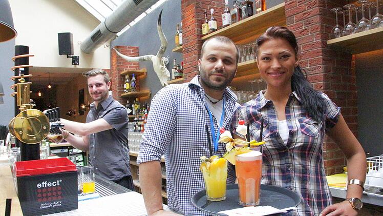 Cocktails sind neben Steaks die Spezialität des Hauses, die Bedienung Olga und Geschäftsführer "Rico" kredenzen.  Foto: Josef Hofbauer