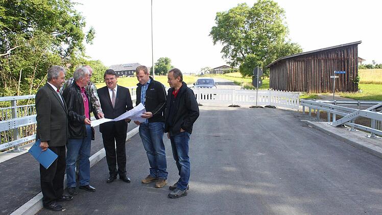 Letzte Besprechung vor der Freigabe: Landrat Klaus Peter Söllner (Mitte) mit den Verantwortlichen auf der Baustelle. Foto: Jürgen Gärtner