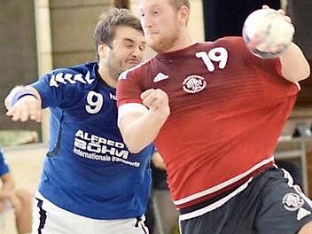Leicht wurde es Markus Wolf (rotes Trikot) und der TSH gegen Auerbach nicht gemacht. Dennoch reichte es zum Sieg. Foto: herzopress