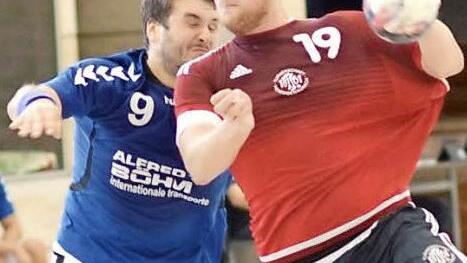 Leicht wurde es Markus Wolf (rotes Trikot) und der TSH gegen Auerbach nicht gemacht. Dennoch reichte es zum Sieg. Foto: herzopress