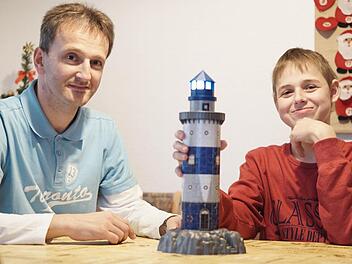 In den letzten Monaten hat der 13-jährige Michael viel Zeit daheim oder in der Klinik verbracht. Dabei hat er das Puzzeln für sich entdeckt. Mit auf dem Foto ist Michaels Vater, Martin Lechner, zu sehen.  Foto: Sarah Dann