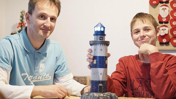 In den letzten Monaten hat der 13-jährige Michael viel Zeit daheim oder in der Klinik verbracht. Dabei hat er das Puzzeln für sich entdeckt. Mit auf dem Foto ist Michaels Vater, Martin Lechner, zu sehen.  Foto: Sarah Dann