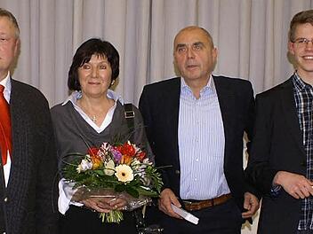 Von links: Bürgermeister Manfred Deinlein, Inge und Wilhelm Müller, Michael Wicklein Foto: p