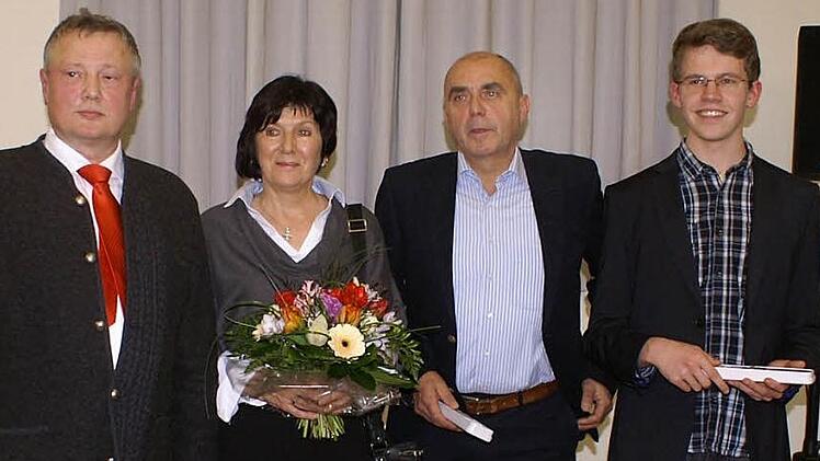 Von links: Bürgermeister Manfred Deinlein, Inge und Wilhelm Müller, Michael Wicklein Foto: p