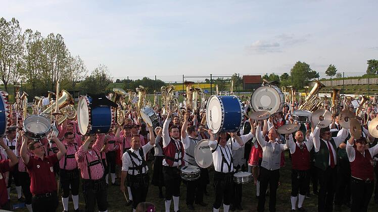 Die Musiker hoben ihre Instrumente.  Foto: Veronika Schadeck