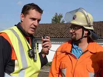 Bei der Meldung Wasser abstellen, Brandherd unter Kontrolle zeigten sich Einsatzleiter Mattias Karl (l.) und Stefan Wicklein (Vorsitzender FF Kronach) sehr zufrieden. Foto: Karl-Heinz Hofmann