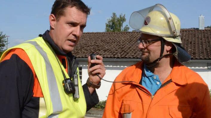 Bei der Meldung Wasser abstellen, Brandherd unter Kontrolle zeigten sich Einsatzleiter Mattias Karl (l.) und Stefan Wicklein (Vorsitzender FF Kronach) sehr zufrieden. Foto: Karl-Heinz Hofmann