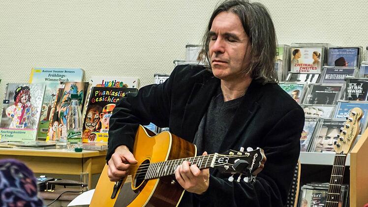 Manfred Kern und Harry Düll (Gitarre) gestalteten eine musikalische Lesung in der Stadtbücherei. Fotos: Jochen Berger