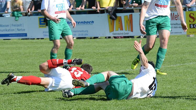 Szene aus dem Spiel des FC Untererthal (in grün) gegen den FC Bad Brückenau (3:1).
