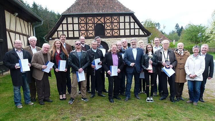 Die Ausgezeichneten zusammen mit den Ehrengästen.  Fotos: Lothar Weidner